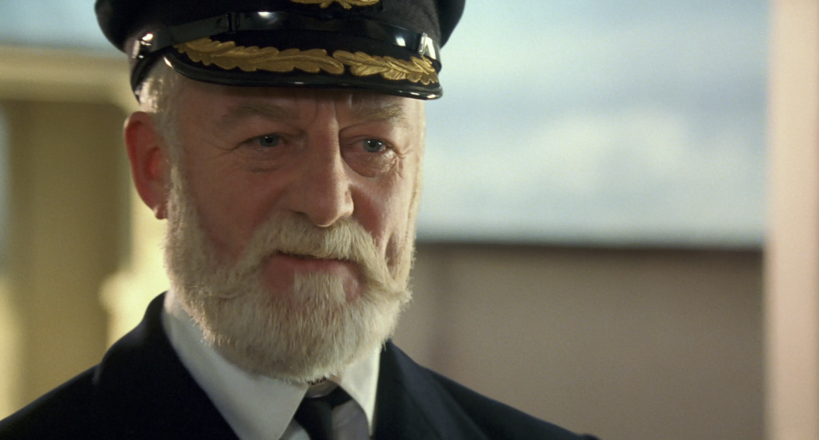Bernard Hill dio vida en el cine al capitán del 'Titanic'.