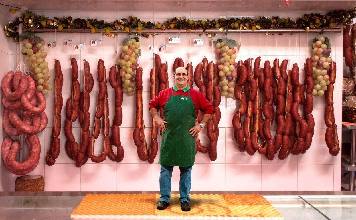 Paco Melero en su carnicería de Vejer.