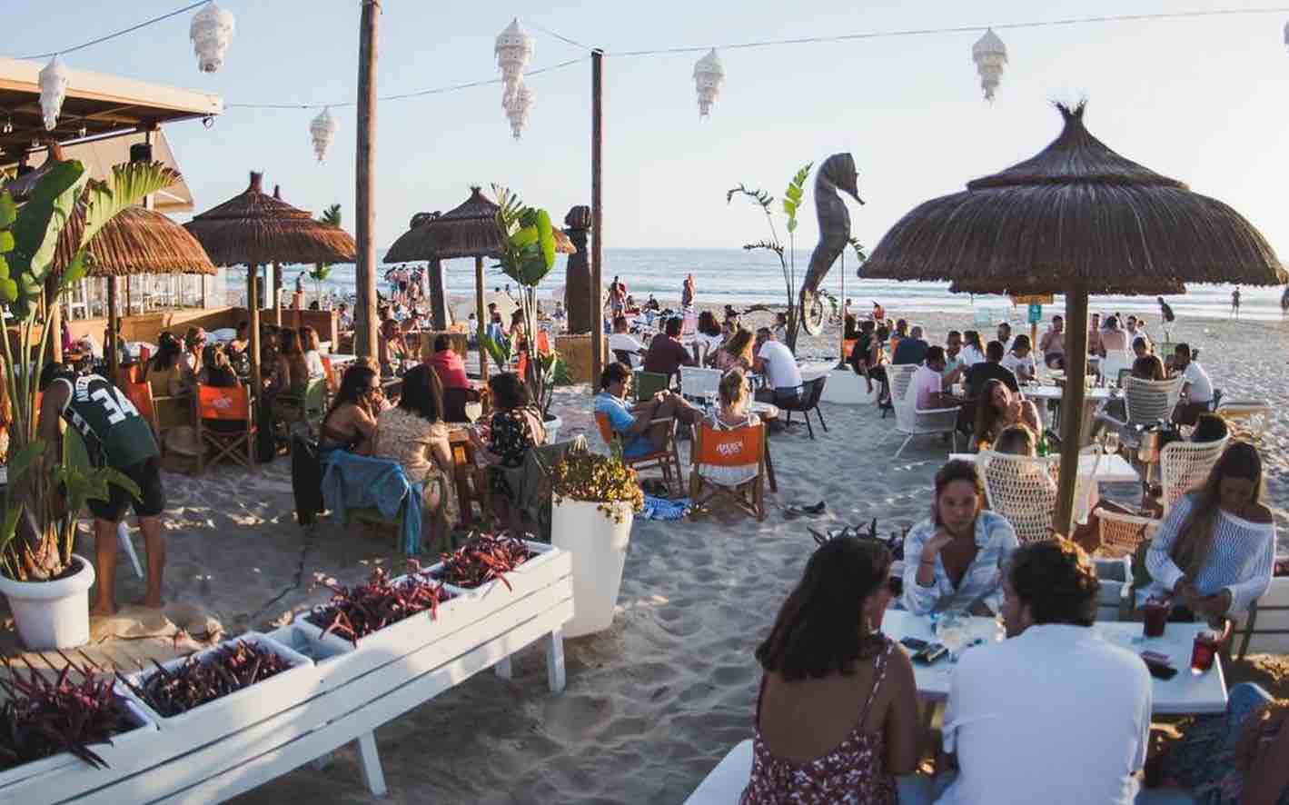 Vista del chiringuito Atenas Playa, en Novo Sancti Petri, en días pasados, en una imagen del Facebook del propio chiringuito.