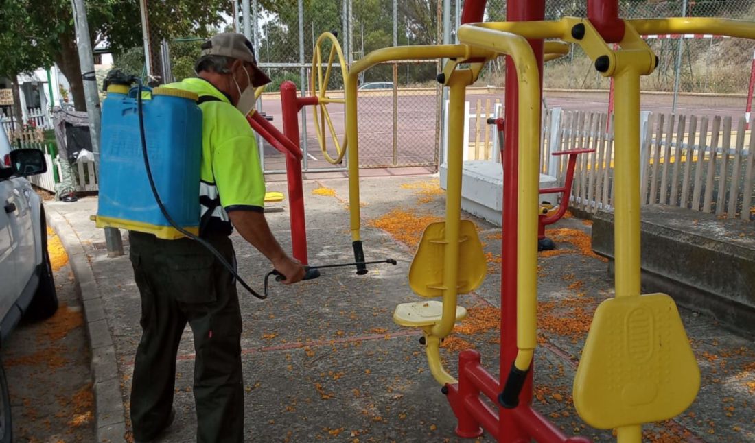 Un operario desinfecta un parque biosaludable el pasado mes de junio en Torrecera. FOTO: Ayto.