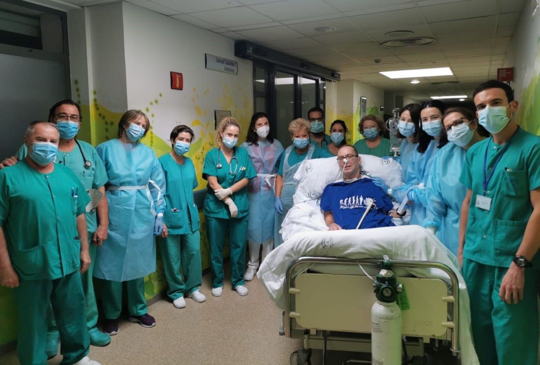 El equipo médico que ha atendido al paciente, en una cama en los pasillos del Reina Sofía. FOTO: SAS