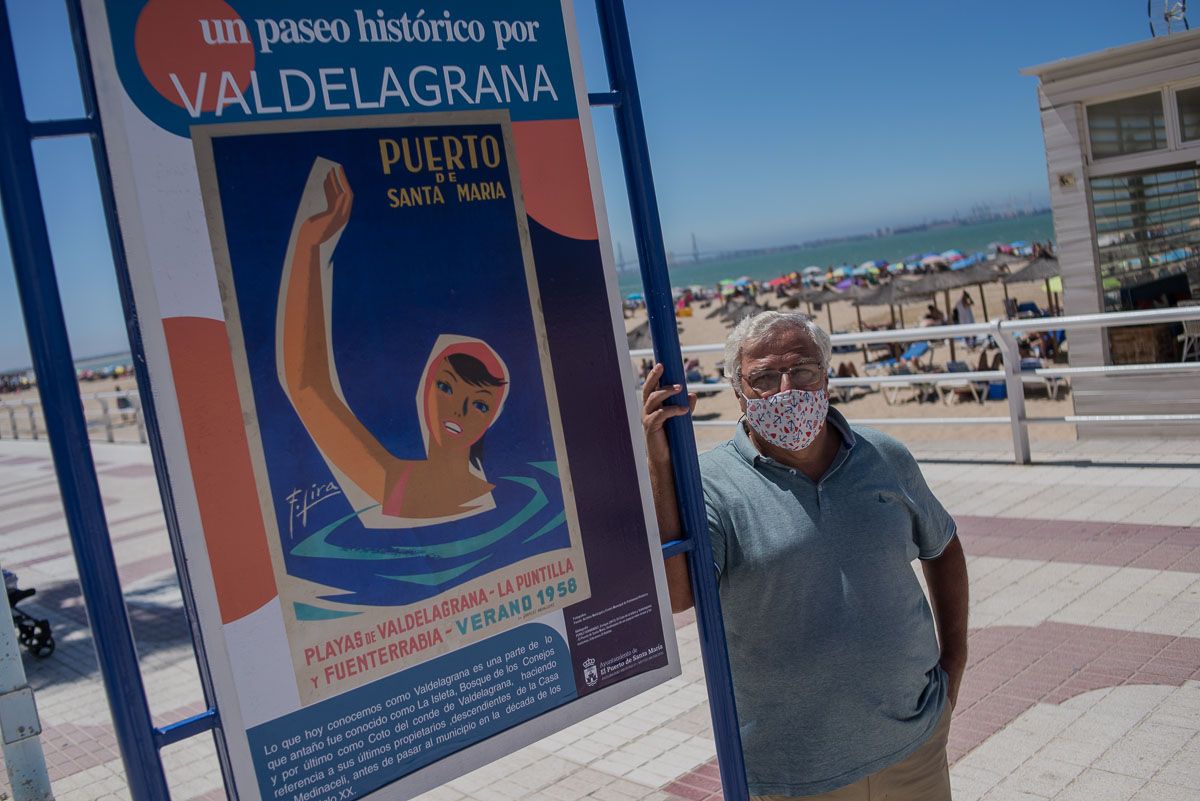 José Ignacio Delgado, Nani, junto al primer cartel de la exposición en Valdelagrana. FOTO: MANU GARCÍA