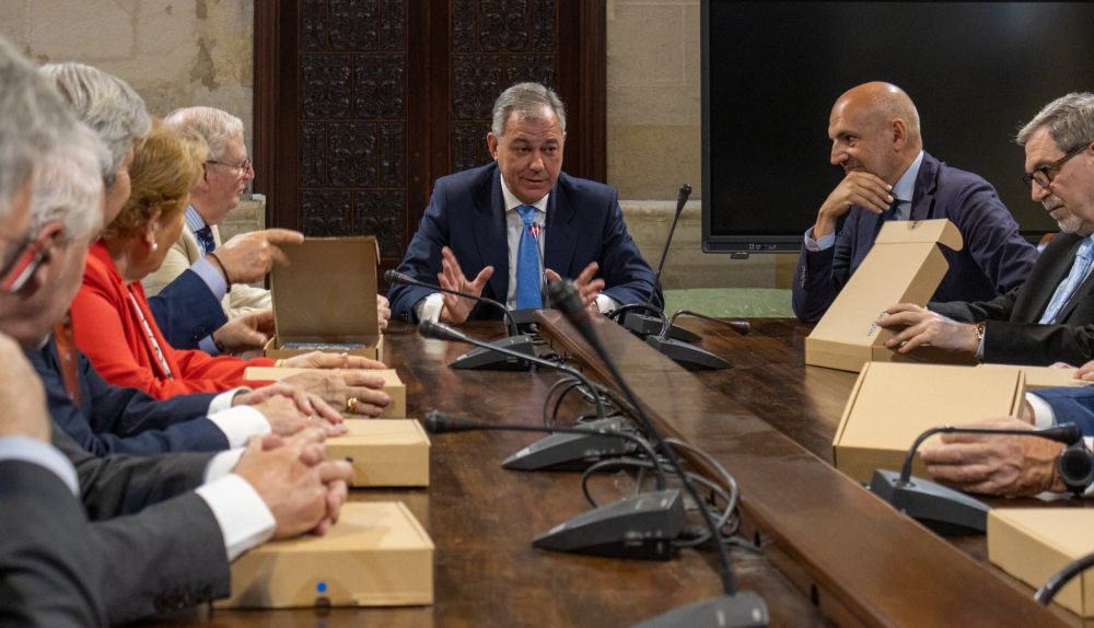 Reunión presidida por el alcalde y el delegado de Fiestas Mayores en el Ayuntamiento. 