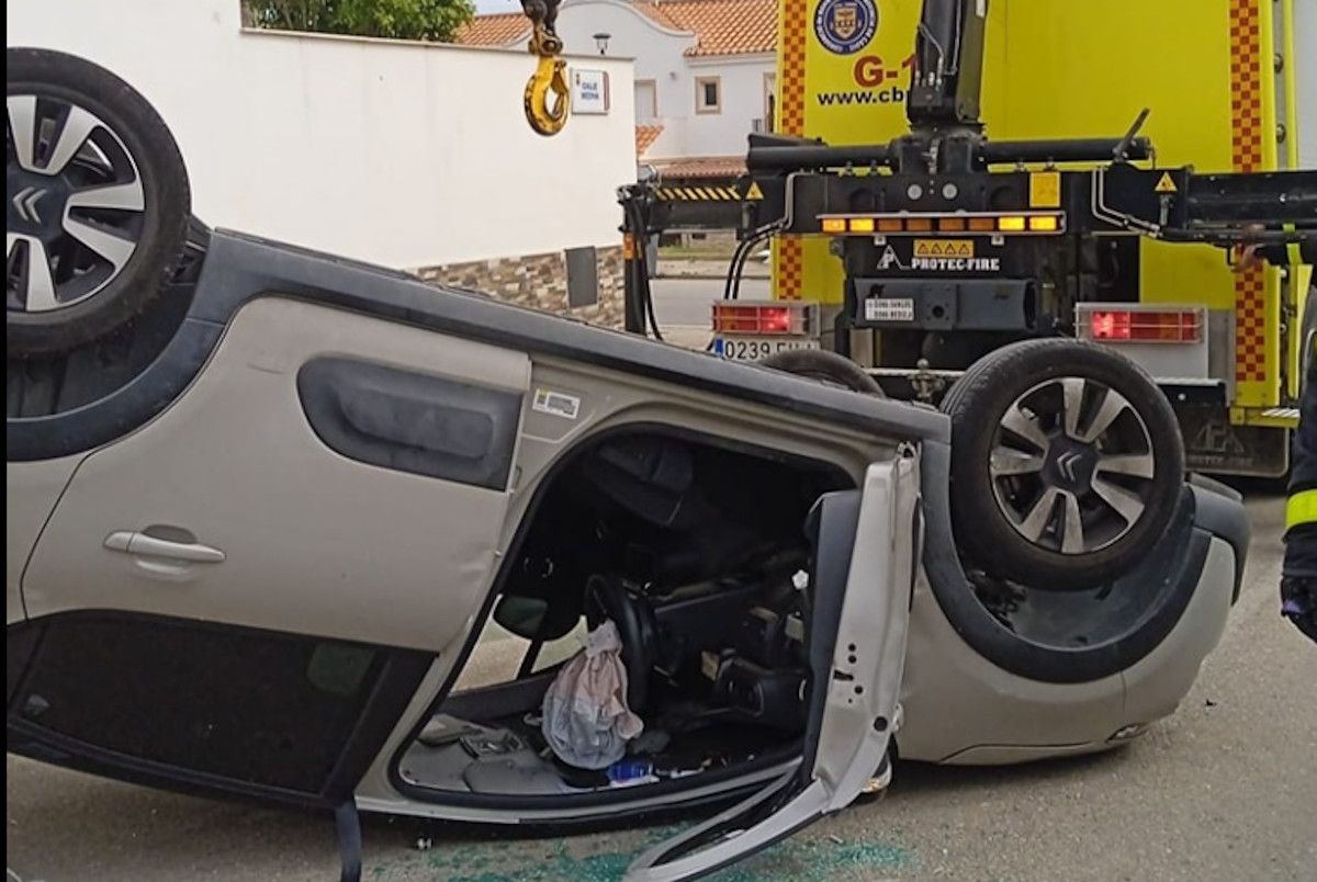 Aparatoso accidente de tráfico en Estella del Marqués, en Jerez.