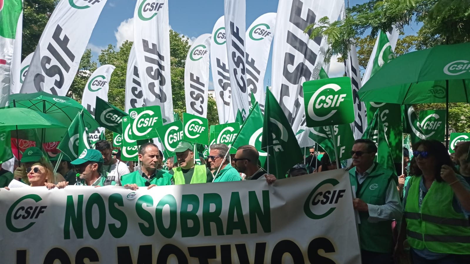 La protesta de los funcionarios de Justicia andaluces, a las puertas de la consejería, este lunes.