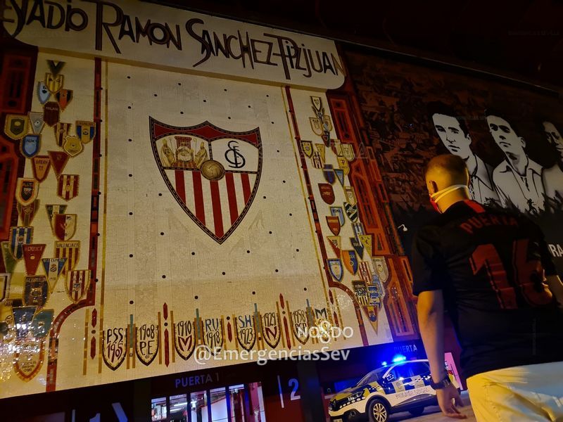 Un aficionado del Sevilla frente al Ramón Sánchez Pizjuán. FOTO: EMERGENCIAS SEVILLA.