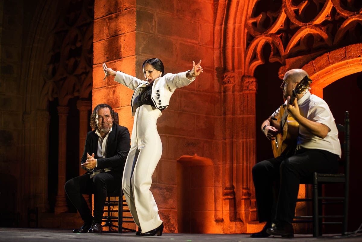 Mercedes Ruiz junto a David Lagos y Santiago Lara, este pasado viernes en la Bulería. FOTO: MANU GARCÍA