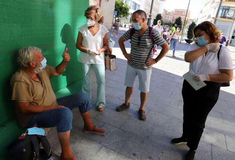 Carmen Collado, visitando a unas personas sin hogar en la calle Larga.