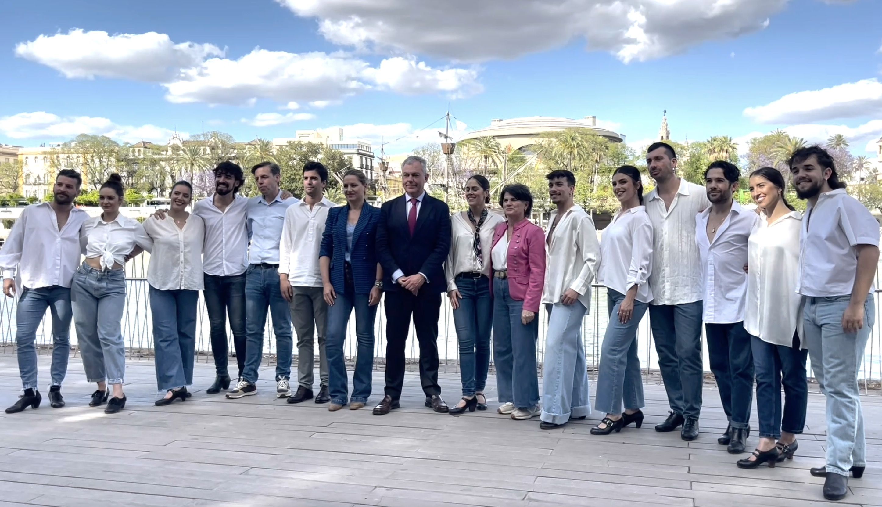 El Muelle Camaronero acogía esta mañana la grabación del flashmob del BFA con el que se inaugura la próxima Bienal de Flamenco de Sevilla el 11 de septiembre.
