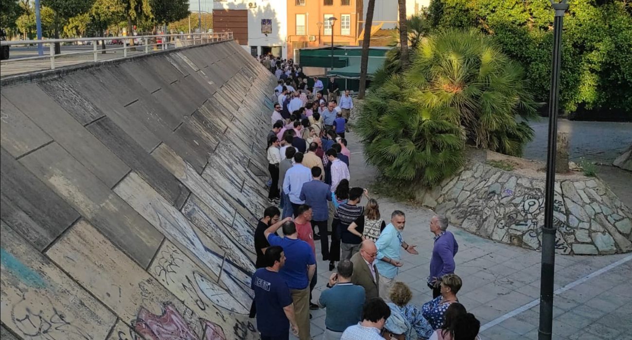 Impresionante cola para acceder al cabildo extraordinario de la hermandad del Cachorro.