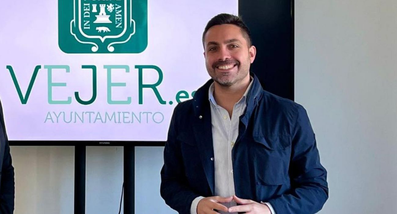 El alcalde de Vejer, Antonio González, ha retocado su equipo de gobierno.