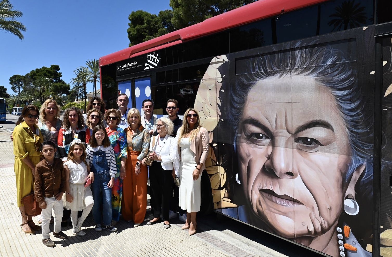 La alcaldesa, familia de La Paquera y el autor del mural, Fran Castro, Cosa V., en días pasados ante la portada de la Feria de Jerez y junto al autobús de La Paquera.