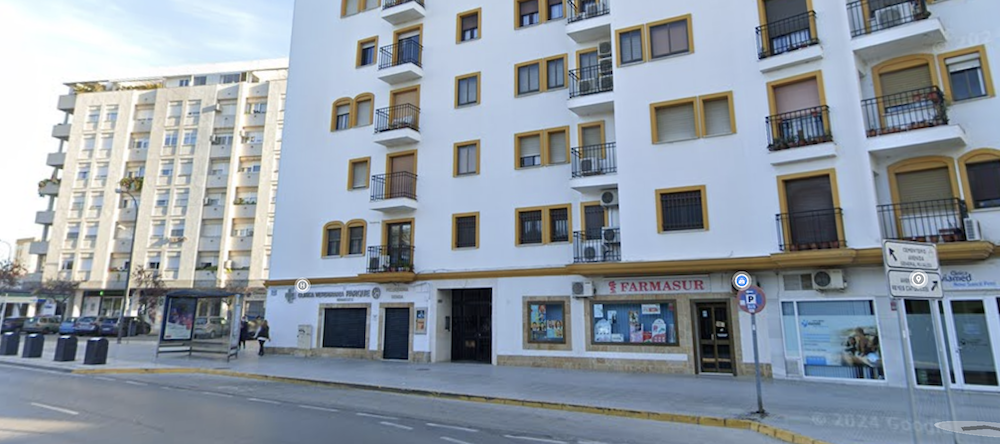 La farmacia contra la que se estrelló la moto, en una imagen de Google Maps.