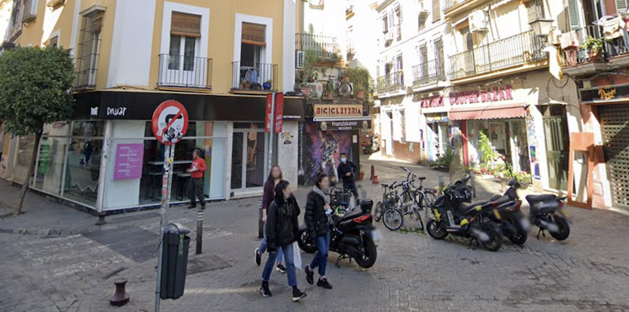 Bar de la calle Feria donde tiene lugar el apuñalamiento.