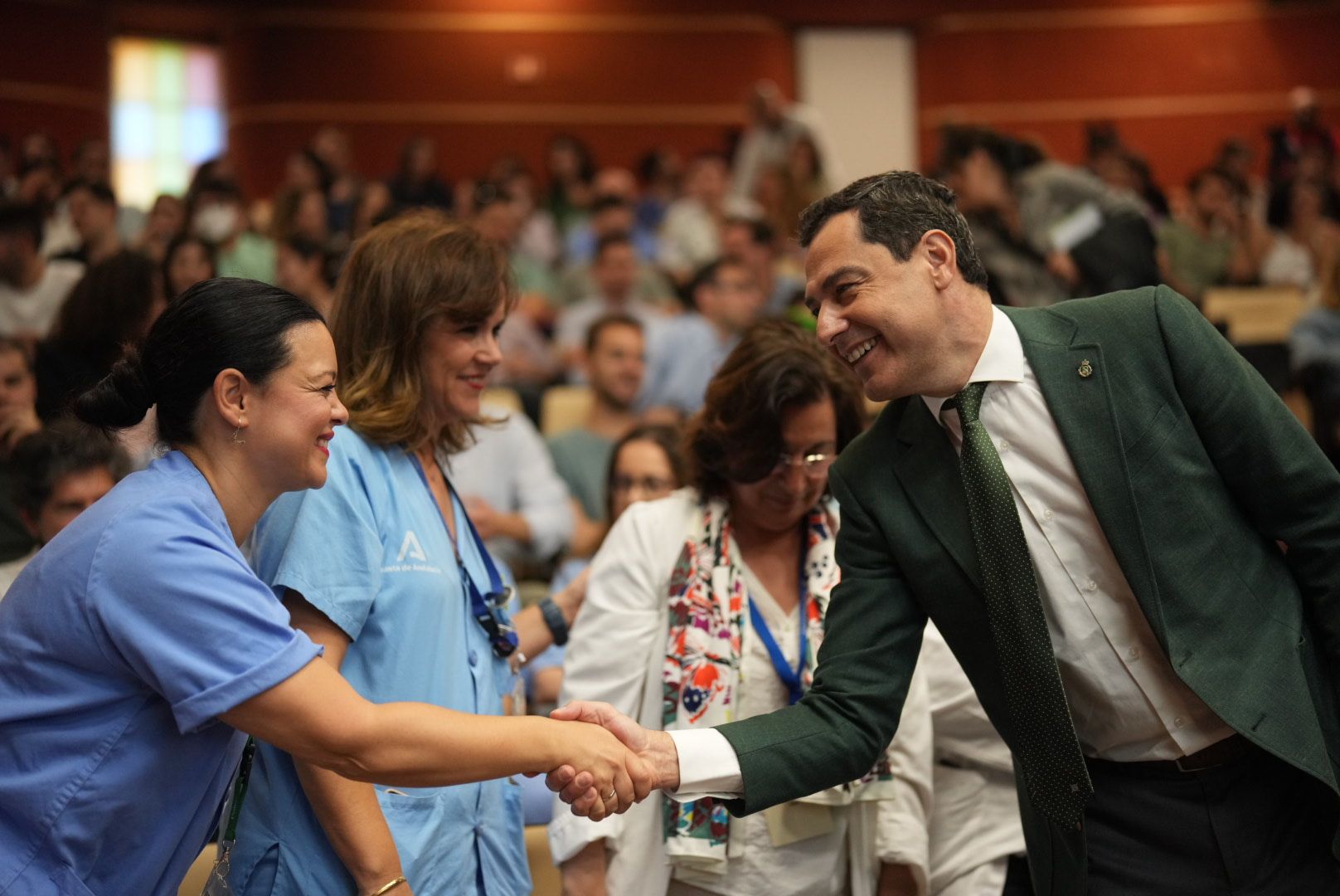 El presidente de la Junta, Juanma Moreno, durante el acto de bienvenida a los residentes del Hospital Virgen del Rocío, en Sevilla.