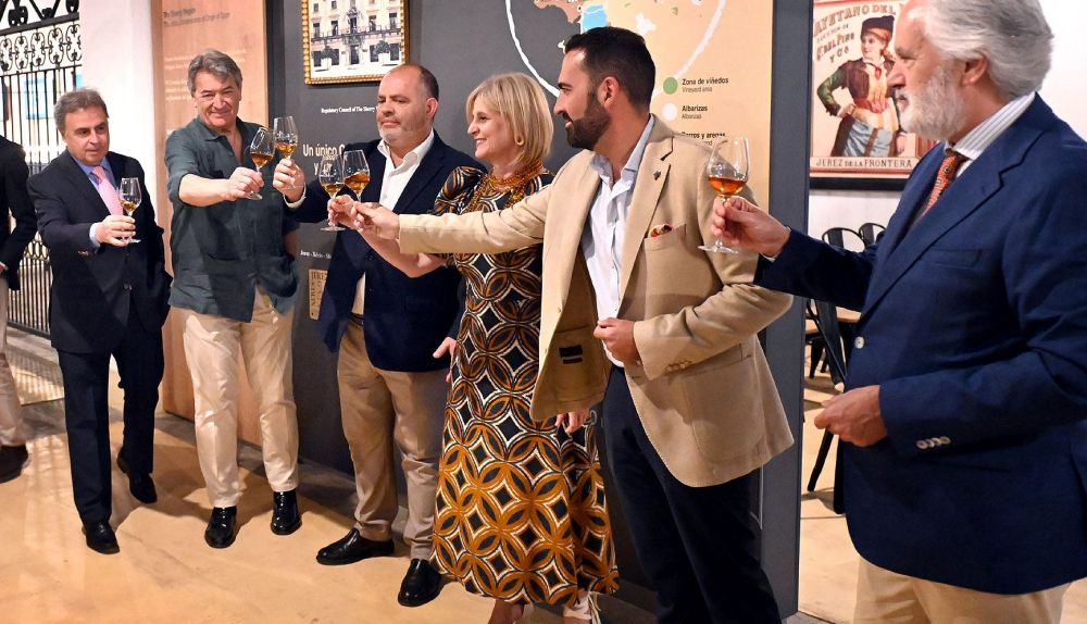 La alcaldesa de Jerez, María José García-Pelayo, en el brindis por la Ruta del Vino y del Brandy hace unos meses, en las bodegas Cayetano del Pino.