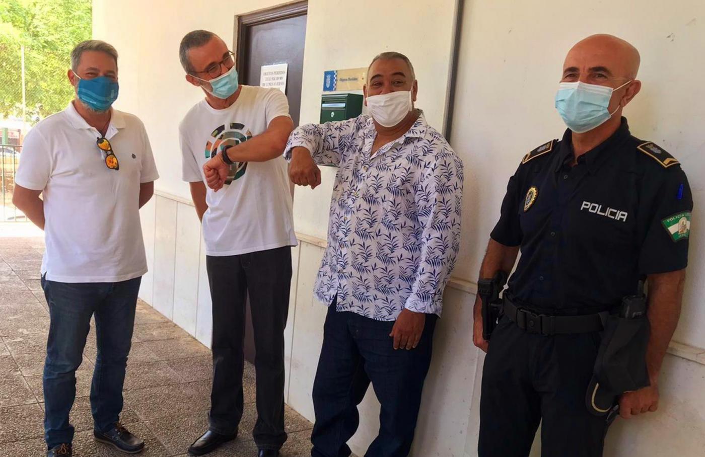 Rubén Pérez junto a un agente de la Policía y los dos implicados en el suceso con final feliz.