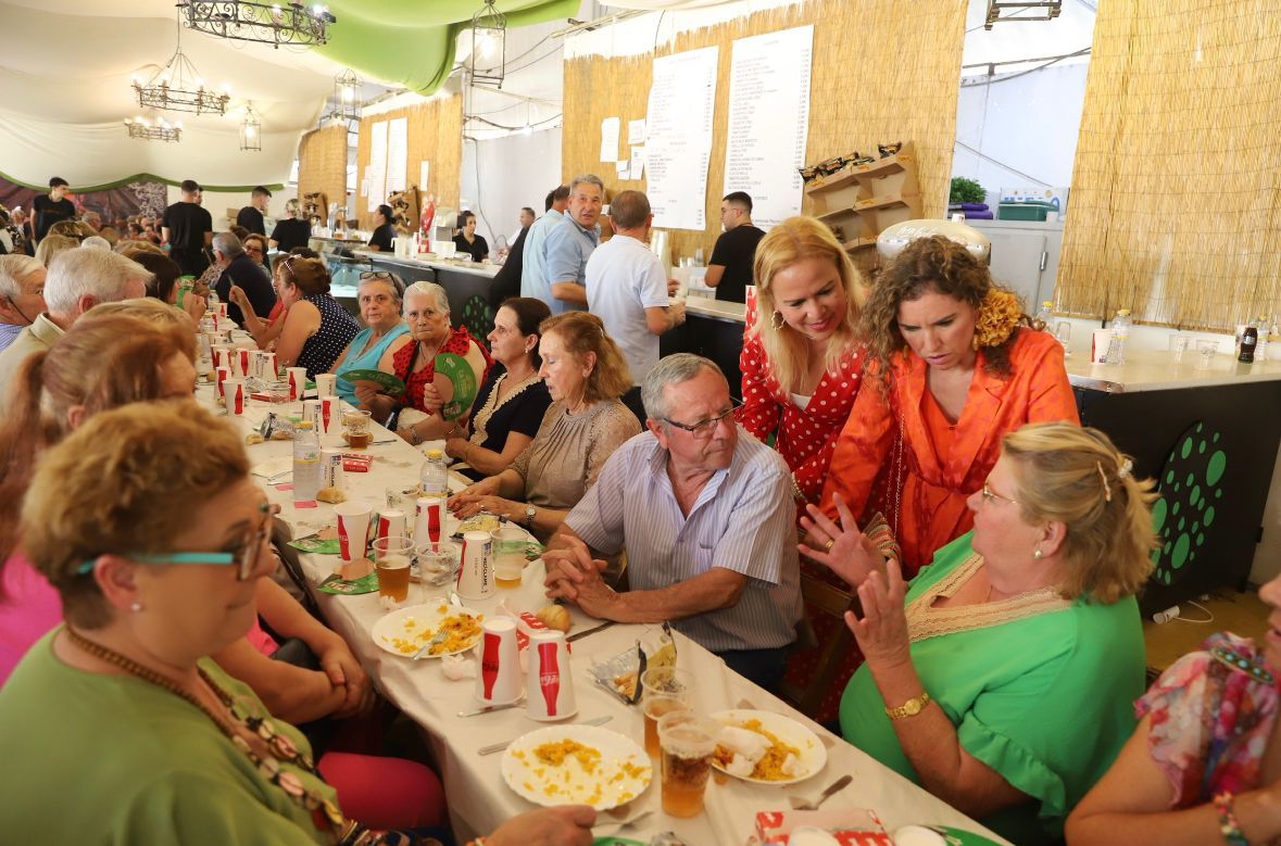 Comida con los mayores en la Feria de Jerez.