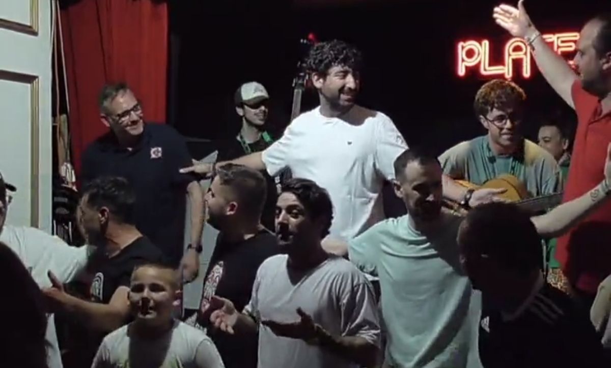 La chirigota del Bizcocho, cantando la emblemática cuarteta del popurrit.