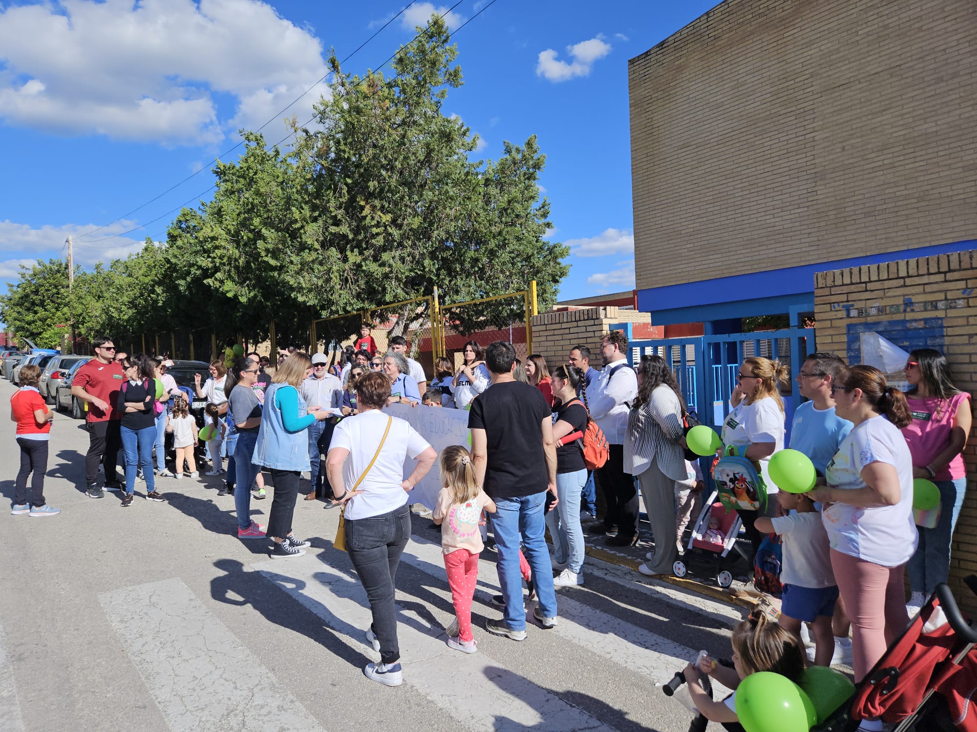 Familias, representantes de la AMPA, profesores y otros colectivos se han concentrado este martes a las puertas del CEIP María Auxiliadora para exigir a la Junta que no cierre un aula para niños de 3 años.