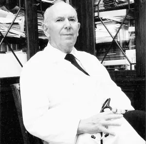 El doctor Ibáñez en su consulta en una de las pocas fotografías que permitió que se le sacaran. 