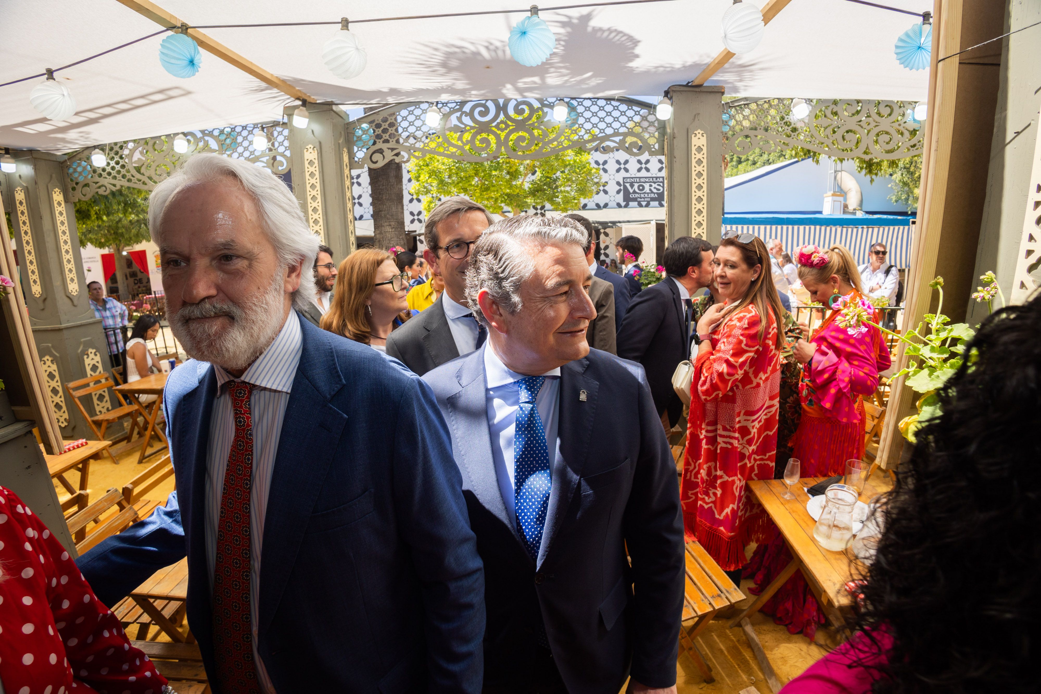 Obras de la AP4. El consejero Antonio Sanz, entrando en la caseta del PP tras Agustín Muñoz.