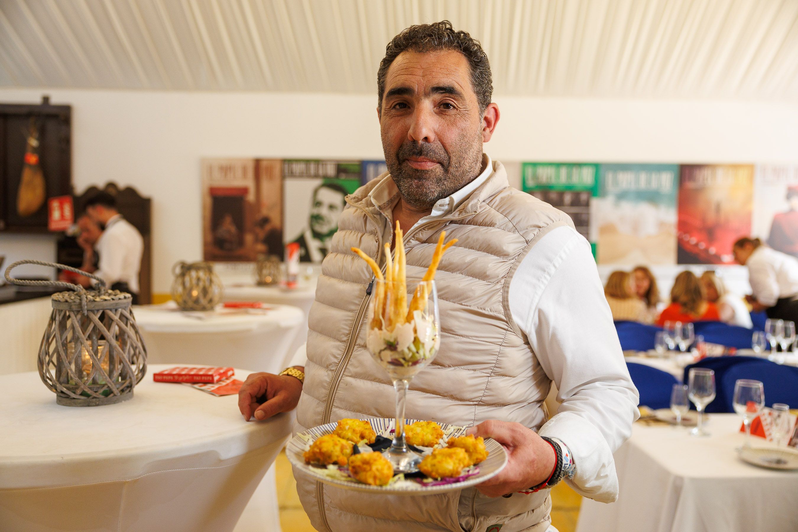 El hostelero Juan Gomez con uno de sus platos más populares, twister de langostinos.