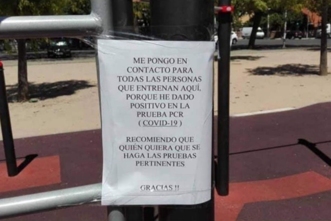 El cartel colocado en uno de los aparatos del parque. FOTO: Ayto. Córdoba