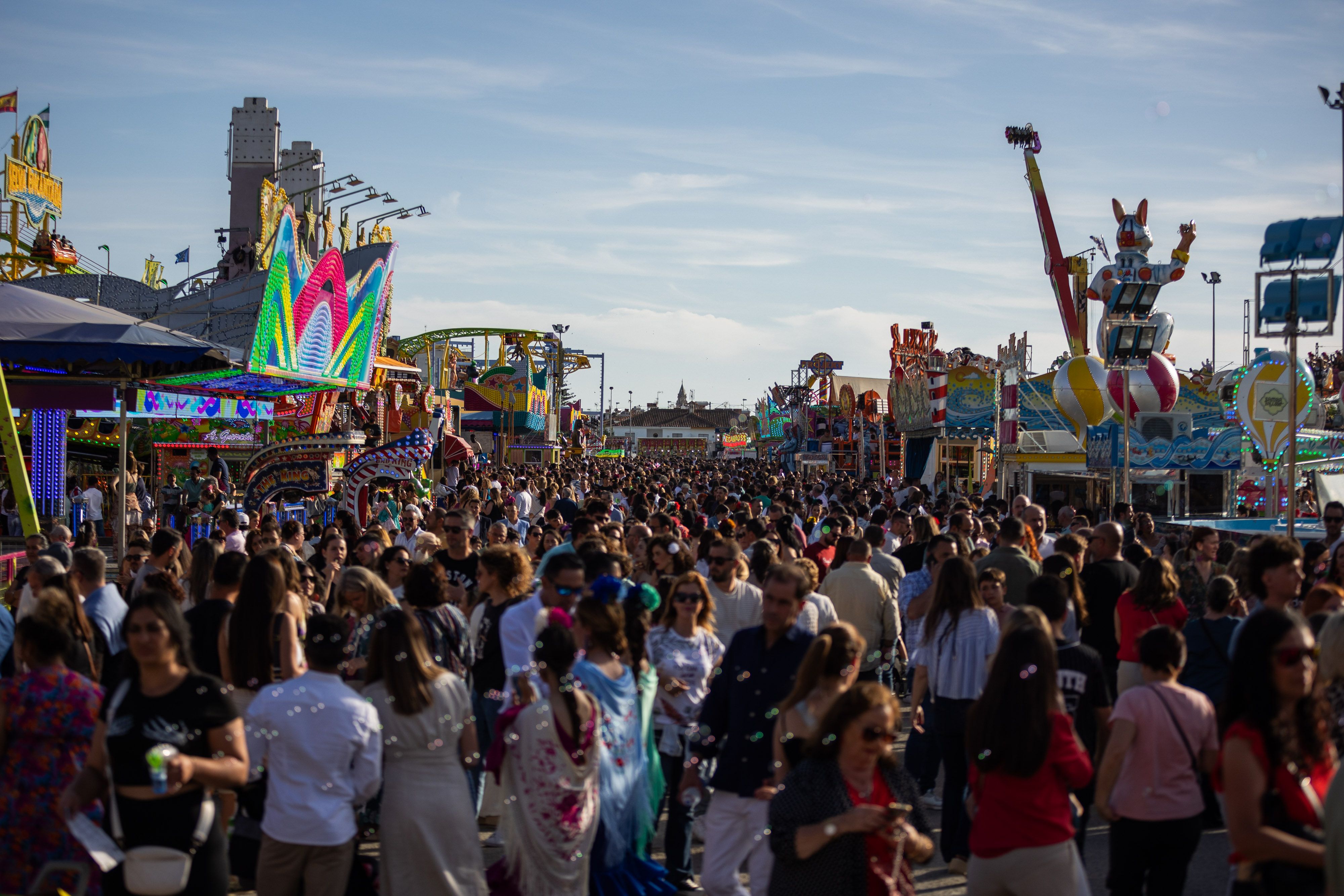 Feria de Jerez. Mucha gente en la zona de los cacharritos, el martes por la tarde.