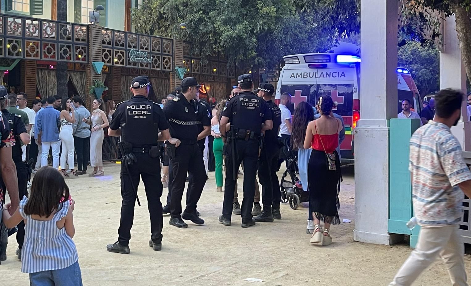 Enorme revuelo en la tarde de Feria de Jerez por una pelea en una caseta-discoteca. Policías y ambulancia ante la caseta Caché.