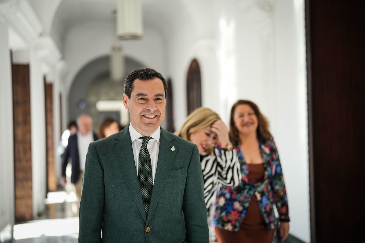 El presidente andaluz, Juanma Moreno, convoca a los alcaldes del Campo de Gibraltar.