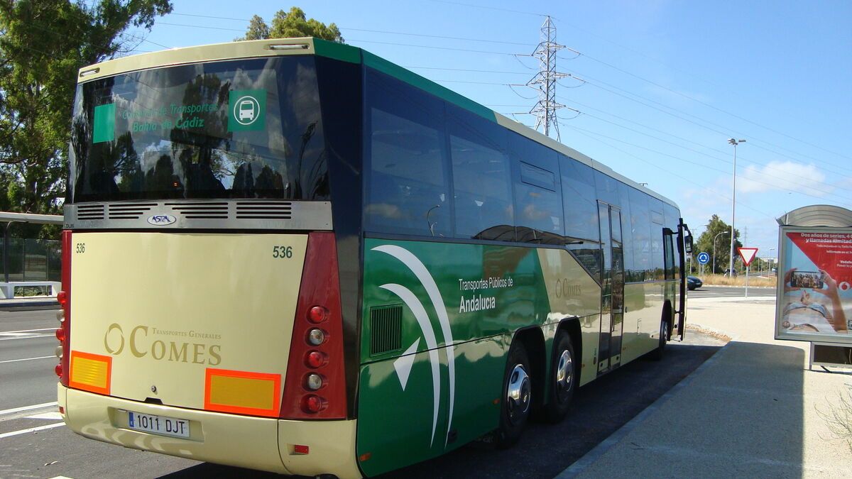 Un autobús del Consorcio de transportes de la Bahía de Cádiz en una imagen reciente.