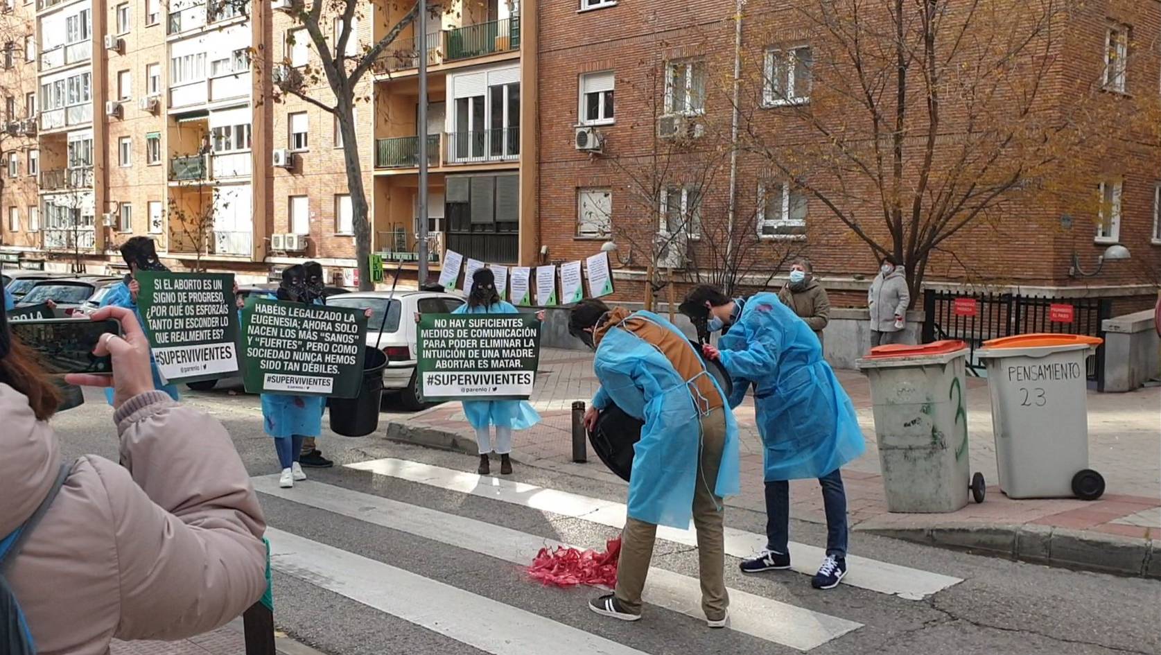 Un grupo de personas con pancartas antiaborto ante la Clínica Dator, en Madrid, que realiza esta intervención, en imagen publicada por la Asamblea Feminista de Tetuán en redes sociales.