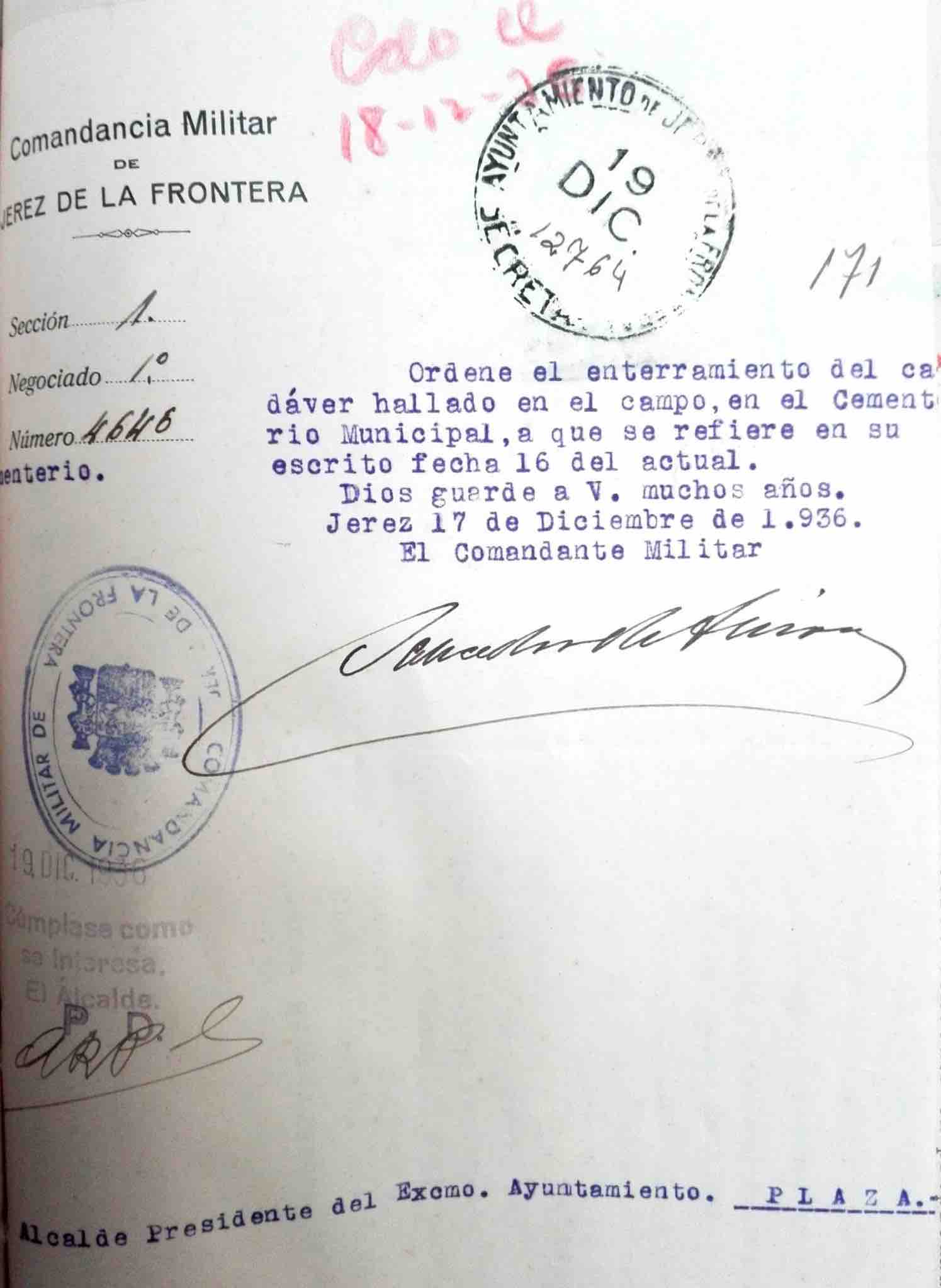 El responsable máximo de la represión en Jerez, comandante Salvador Arizón Mejias, autoriza la inhumación de un cadáver sin identificar hallado tirado en el campo. AMJF, Protocolo Municipal, tomo 612, cementerio, 1936.