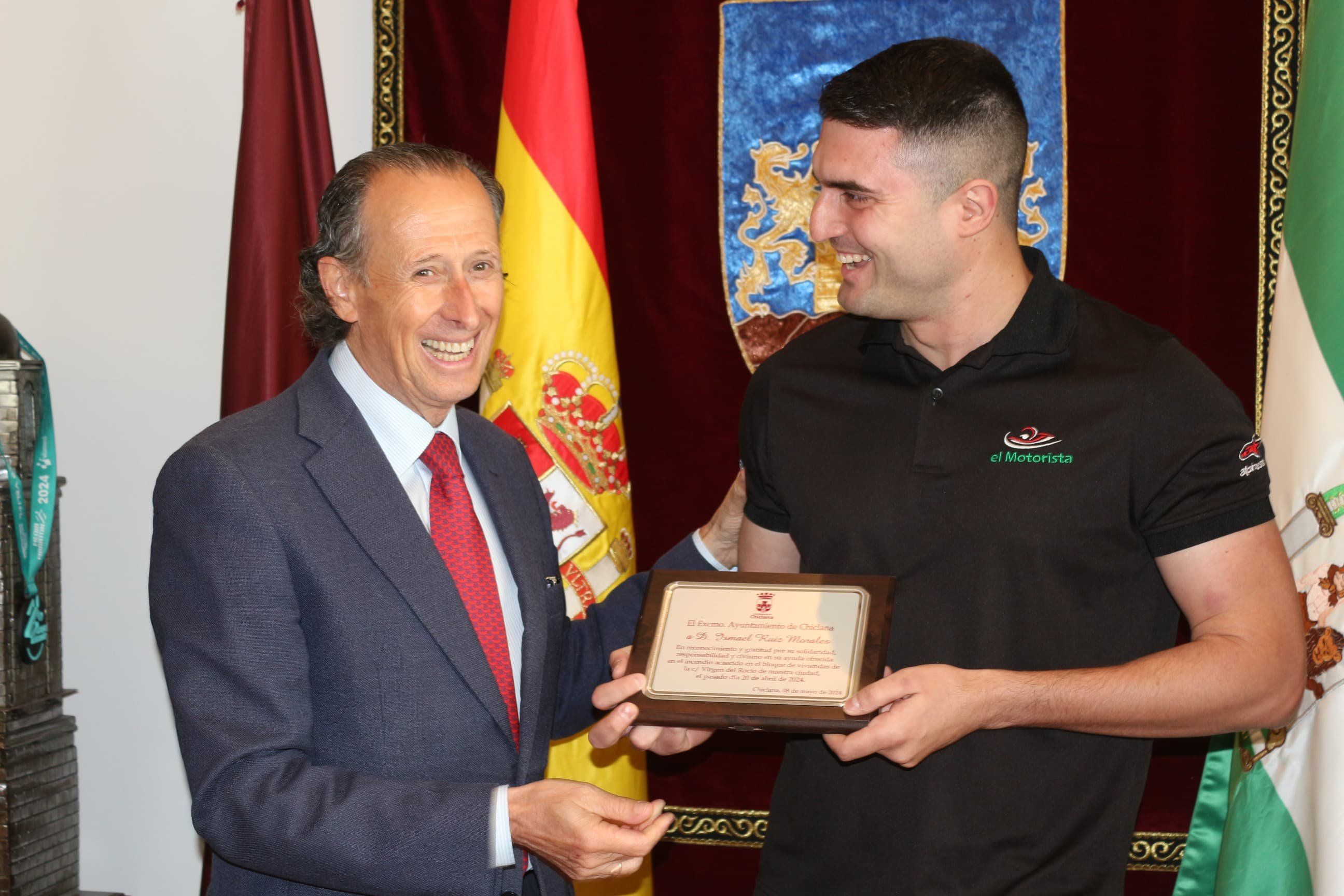 El alcalde de Chiclana, José María Román, en el reconocimiento a Ismael Ruiz Morales.