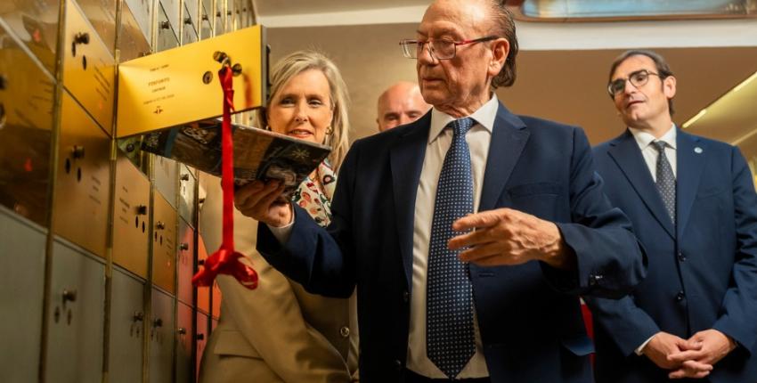 Antonio Fernández Díaz 'Fosforito' depositando su legado en el cajetín 1090 de la Caja de las Letras del Instituto Cervantes. Antonio Fernández Díaz 'Fosforito' depositando su legado en el cajetín 1090 de la Caja de las Letras del Instituto Cervantes.