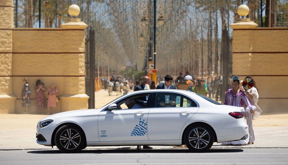 Un taxi a la entrada de la Feria de Jerez.
