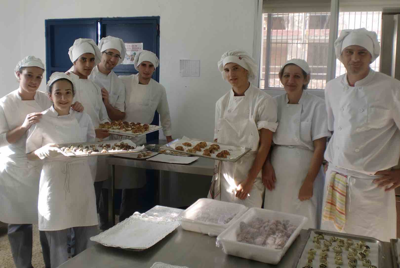 Alumnos que se han formado en el grado medio de FP de Cocina en Chipiona, en una imagen de su página de Facebook del IES Salmedina.