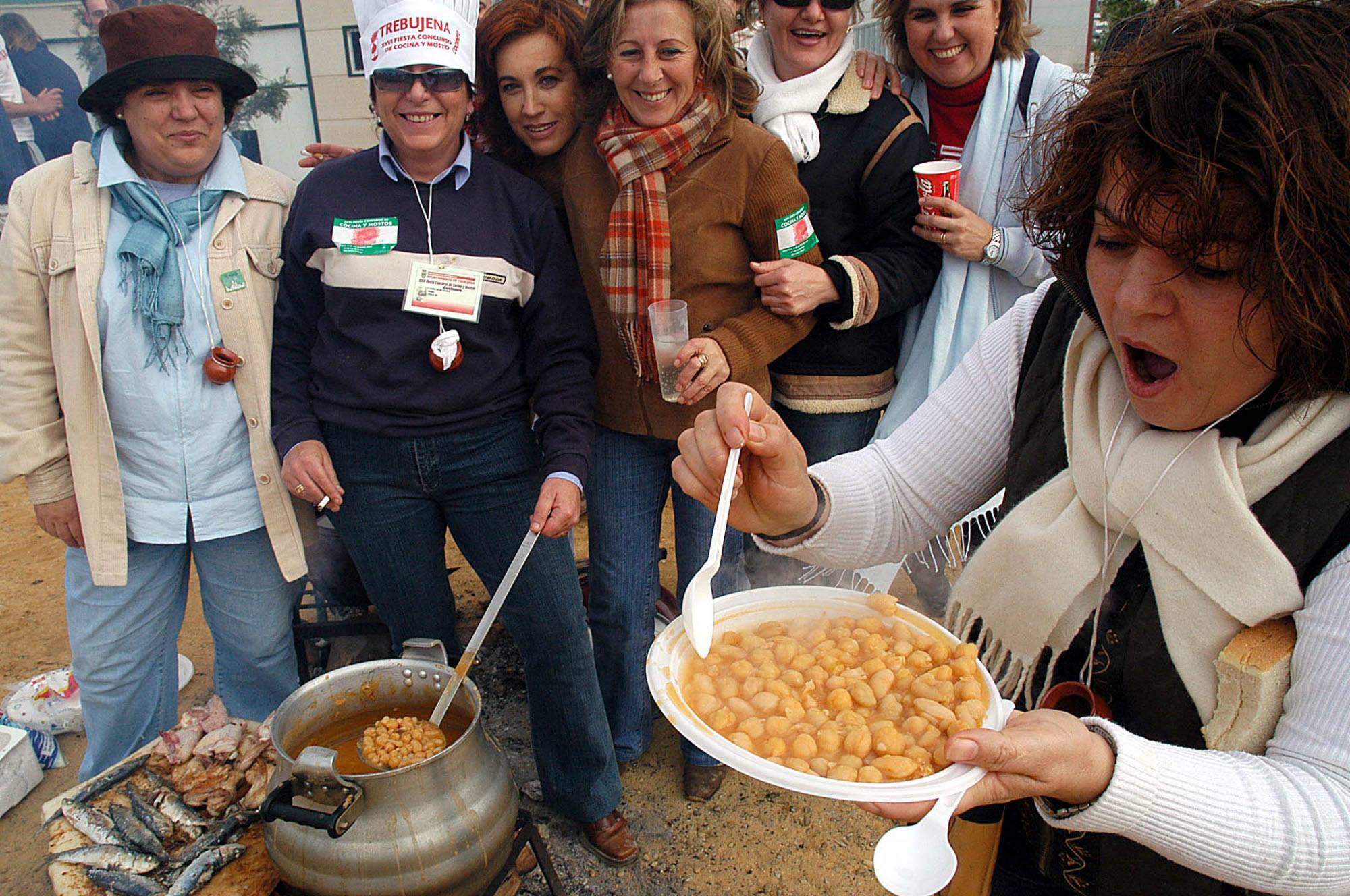 Degustación de guiso de garbanzos como conejo en el Concurso de Cocina de Trebujena.