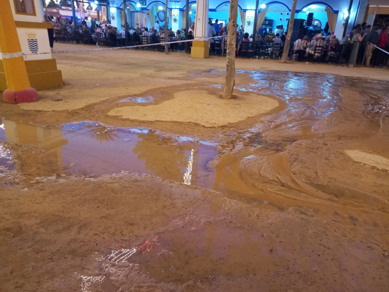 La rotura de una tubería en el González Hontoria ha provocado que muchas zonas se llenen de agua. 