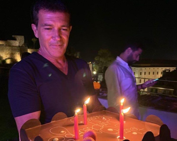 Banderas, en una imagen de su cuenta de Twitter, celebrando recientemente su cumpleaños.