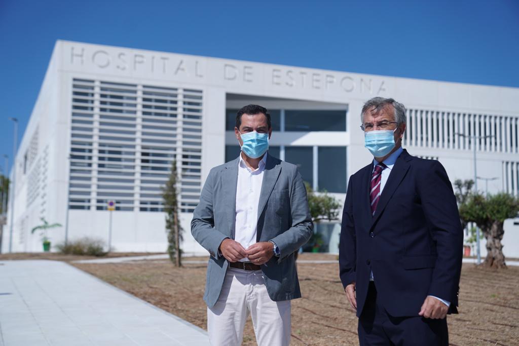 Moreno junto al alcalde de Estepona, este pasado martes.