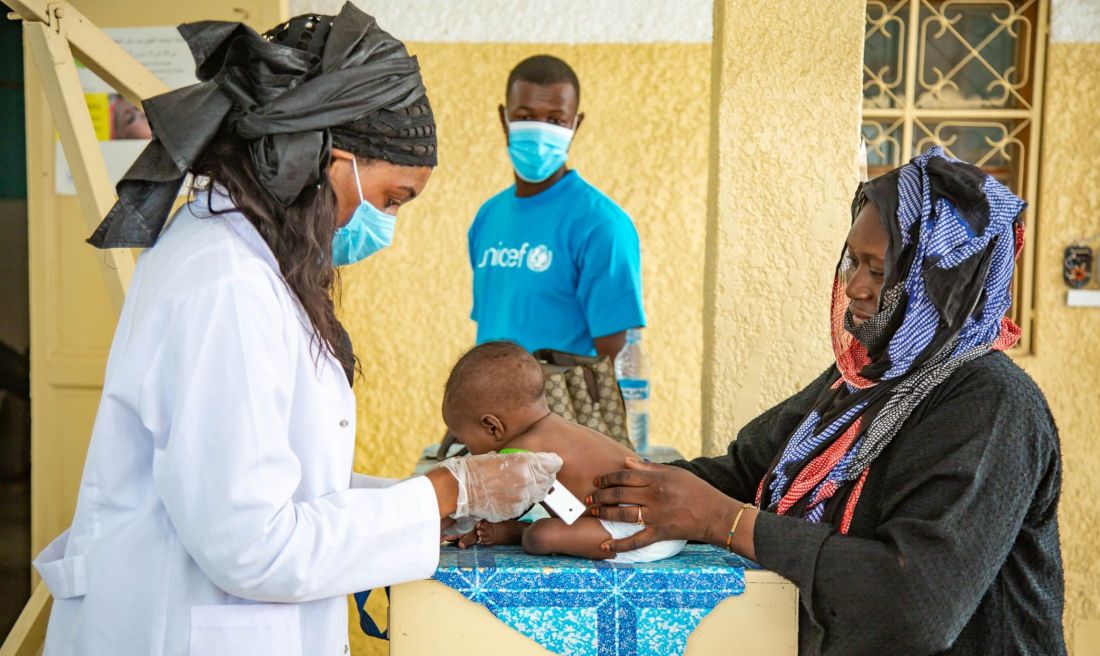 Una sanitaria atiende a un bebé en África. FOTO: Unicef