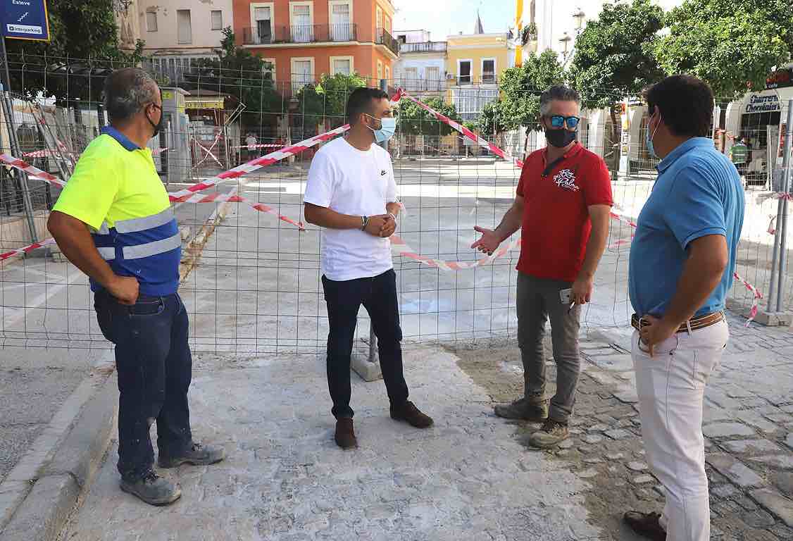 Díaz, en su visita a las obras de Esteve.