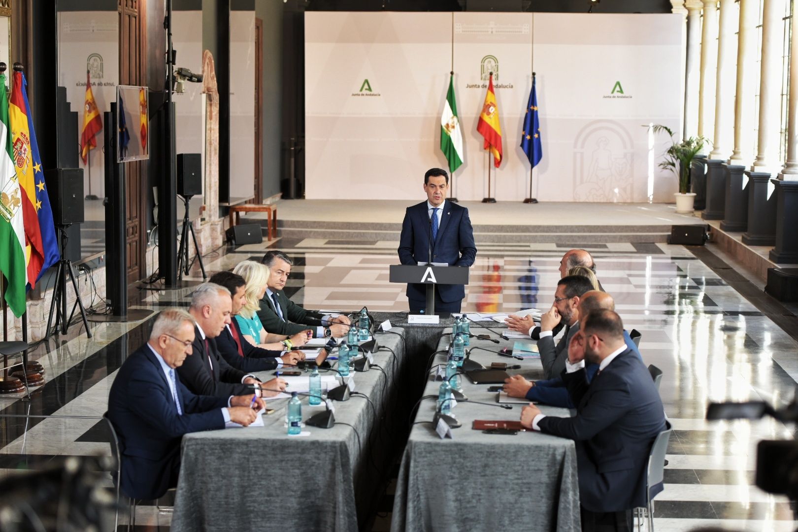 Juanma Moreno y los alcaldes del Campo de Gibraltar en su reunión del jueves.