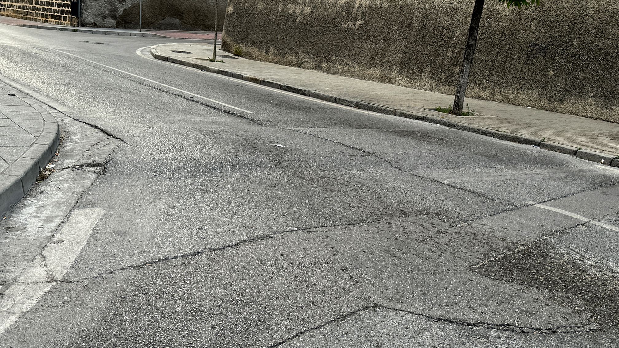 El 'badén invisible' de la Estancia Barrera que trae locos a los conductores de Jerez