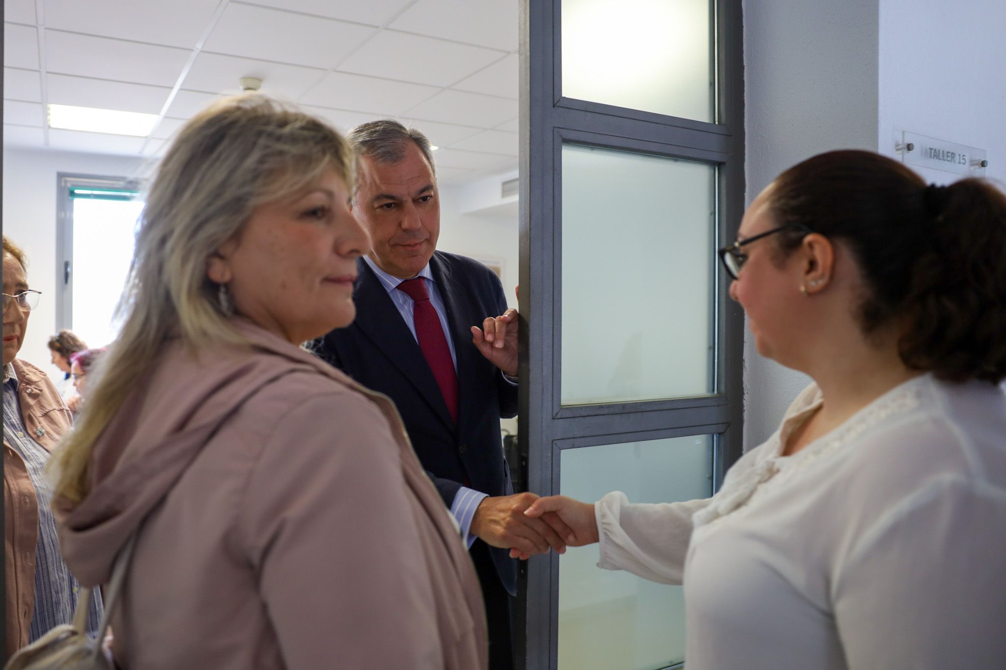El encuentro entre el alcalde de Sevilla y las trabajadoras de ayuda a domicilio, esta semana.