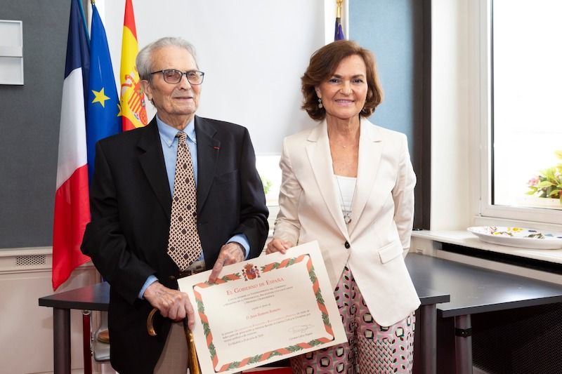 Juan Romero, con la vicepresidenta Carmen Calvo, en el homenaje recibido recientemente en Francia.