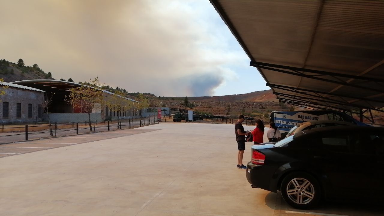 La columna de humo, visible desde el Norte de la provincia de Huelva. FOTO: MANU GARCÍA