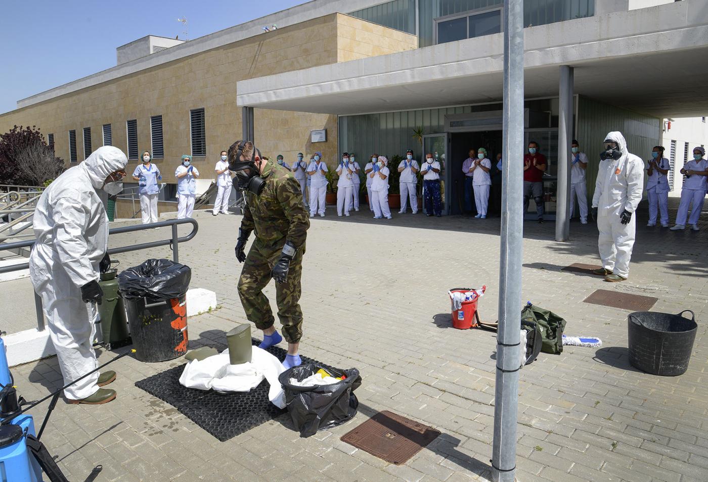 La Armada realizando tareas de desinfección en el asilo San José contra el coronavirus. 